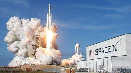 SpaceX成功将无人驾驶太空舱送入轨道  