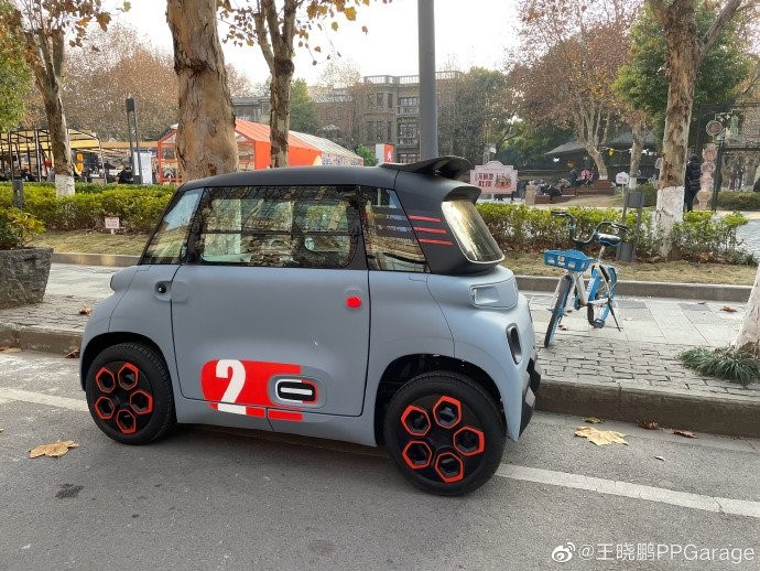 雪铁龙可爱的小Ami电动汽车出现在中国武汉的街道上